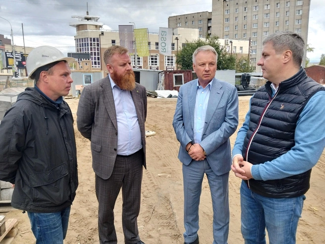 Глава Архангельска Дмитрий Морев (крайний справа) оценил ход работ по благоустройству | Источник: Группа Аквилон