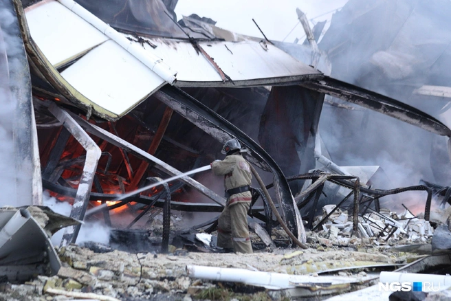 На месте возгорания сотрудники пожарных служб выполняли разборку и проливку здания | Источник: Андрей Бортко / NGS.RU