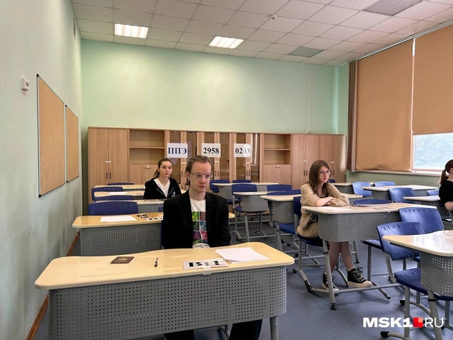 Сегодня выпускники пересдавали ЕГЭ по профильной математике | Источник: Римма Багдасарян / MSK1.RU
