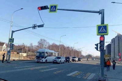 На Корсаковской трассе смонтировали новые светофоры