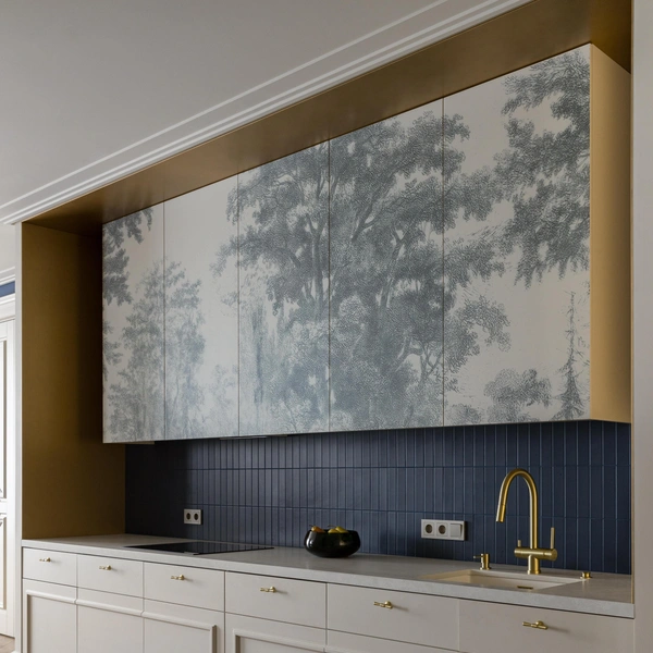 Кастомная кухня: фасады с УФ-графикой на эмали, столешницы&nbsp;из камня. | Источник: Елизавета Гуровская. Стиль: студия LFUSION