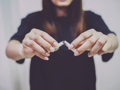 Почему сигареты — злейший враг женщины?