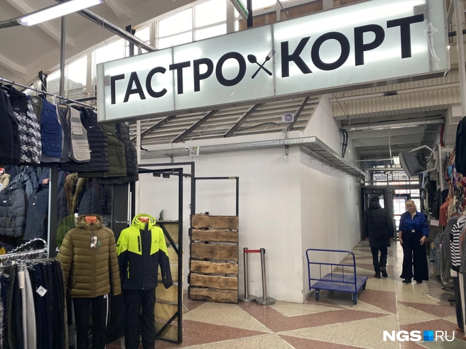 Попасть в новый зал (и весь «Гастрокорт») теперь можно напрямую из залов, где еще сохраняется торговля одеждой и обувью | Источник: Стас Соколов / NGS.RU