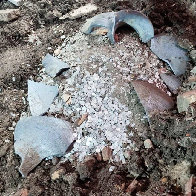 В Москве нашли уникальный клад монет. Посмотрите на допетровское серебро | Источник: Минкультуры России