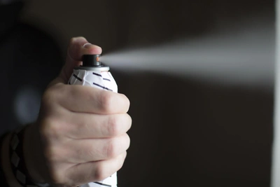 Петербургская полиция ищет водителя, обрызгавшего младенца баллончиком