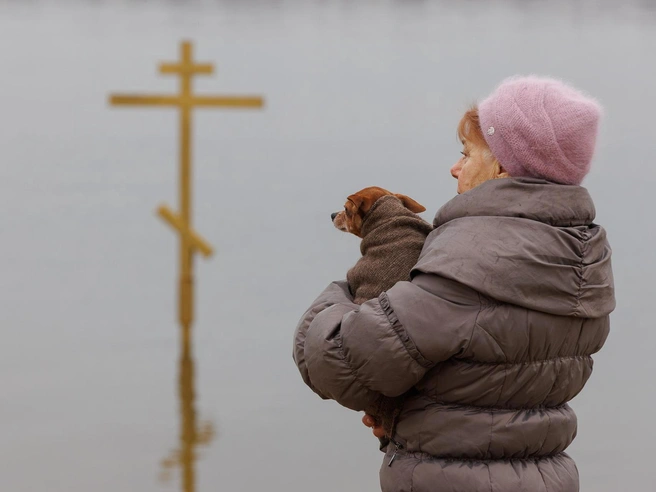 Момент раздумий у купели во время Крещения | Источник: Алексей Волхонский / V1.RU
