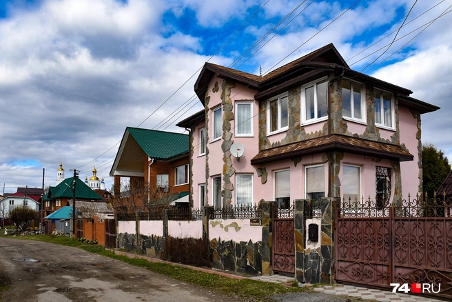Встречаются и весьма колоритные дома | Источник: Артем Краснов