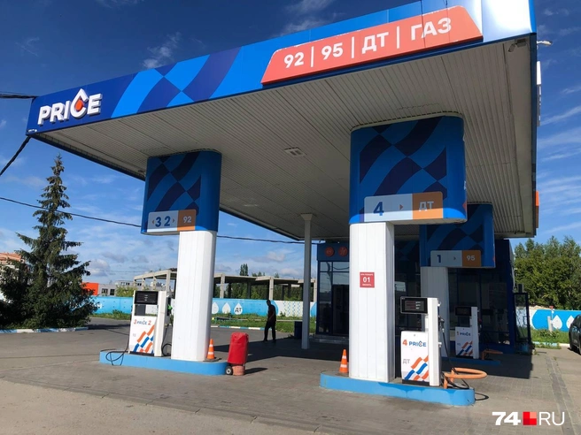 Из двух АЗС Price на Новоградском тракте одна работала (АИ-92 по 78 рублей за литр, АИ-95 по 85 рублей за литр), на второй бензина не было | Источник: Артем Краснов