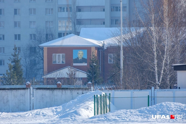 На стене корпуса — портрет Салавата Якупова | Источник: Булат Салихов / UFA1.RU