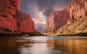 Большой и еще больше: удивительные каньоны на поверхности Земли и не только