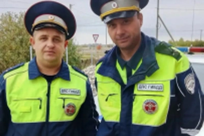 Новгородские автоинспекторы спасли пассажира с диабетом