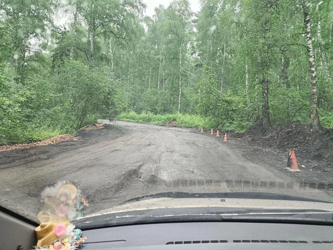 Грунтовые воды продолжают размывать дорогу | Источник: Управление дорог | Красноярск / Telegram