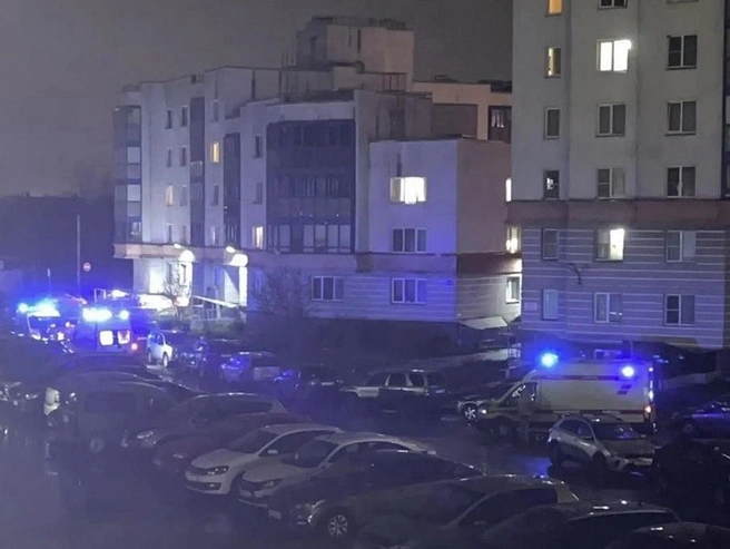 К месту драки прибыли бригада скорой помощи и сотрудники полиции | Источник: читатель «Фонтанки»