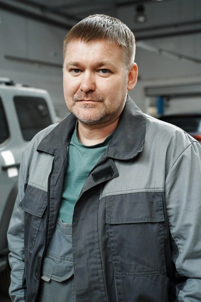 Автомеханик-арматурщик Денис Жуков с 2004 г занимался заменой стекол, в «Дина-Моторс» с 2012 года | Источник: «Дина-Моторс»