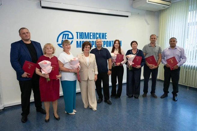 Председатель городской Думы Светлана Иванова вручила памятные подарки коллективу завода | Источник: пресс-служба Тюменской городской Думы