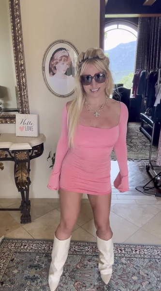 «Сапожки-коротконожки»: Бритни Спирс позирует на фоне Леди Ди в розовом платье длиной 7 см