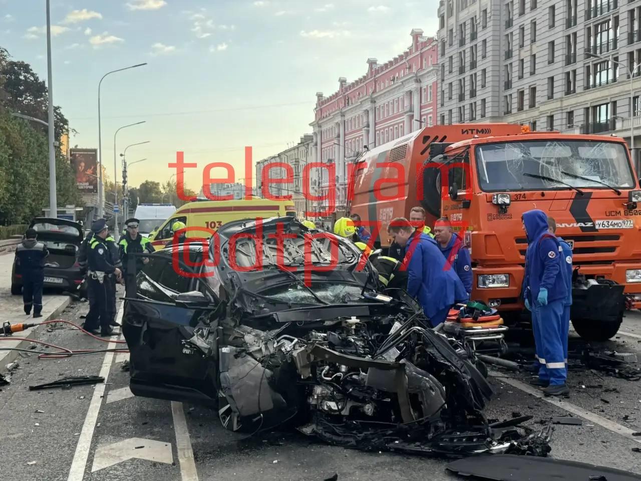 Четверо пострадали, авто превратилось в груду металла: в Москве на Страстном бульваре произошло мас…