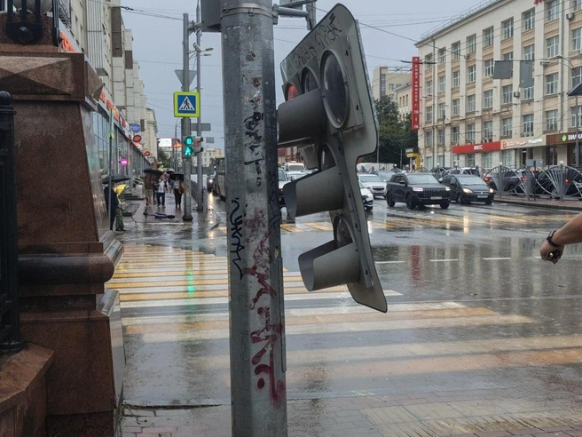 На проспекте Ленина вышел из строя светофор | Источник: читатель E1.RU