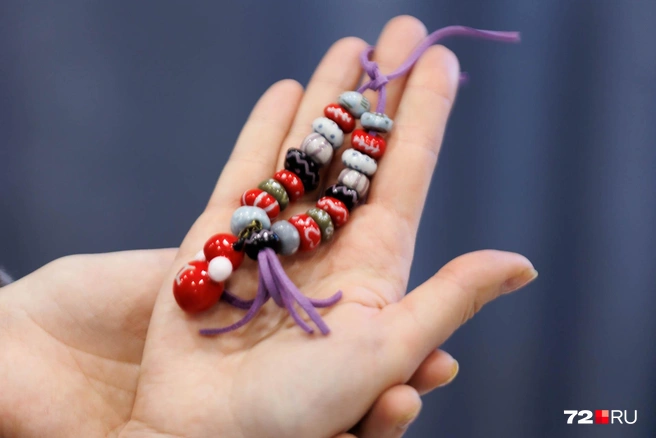 Хотите — браслет, хотите — обвес. Тут важнее, что на центральных керамических бусинках изображен тот или иной знак зодиака | Источник: Ирина Шарова / 72.RU