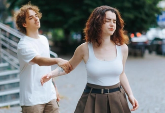 «Не могу наслаждаться отношениями, потому что парни подруг кажутся лучше. Начинаю стесняться партнеров, а после расставания понимаю, что они терпели мои капризы»