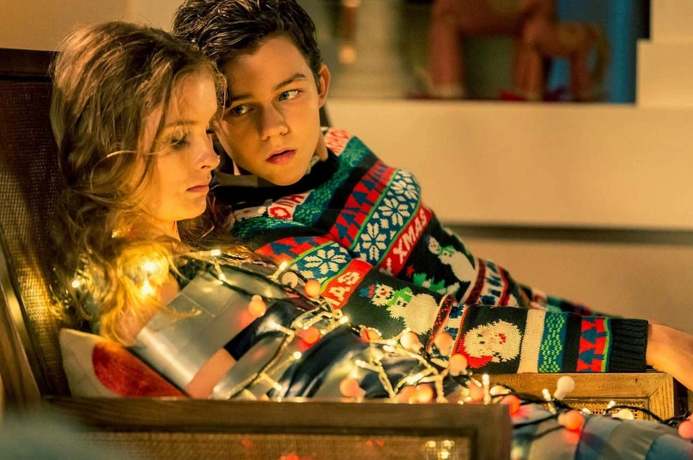 Сочетание праздничного уюта (гирлянды, украшения, подарки) с психопатическим поведением и садистскими играми | Источник: kinopoisk.ru