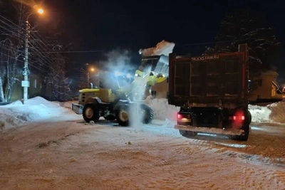 В Октябрьском районе Пензы убирают снег и навалы