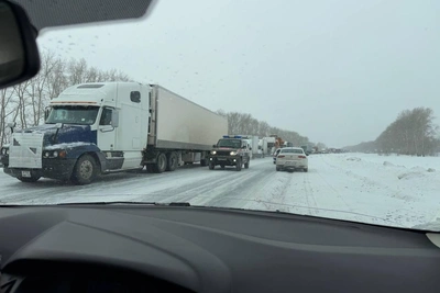 Аварии с грузовиками на трассе Сибирь затруднили движение
