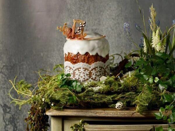Украшен кулич помадкой и шоколадным декором | Источник: сайт Sweet Concept