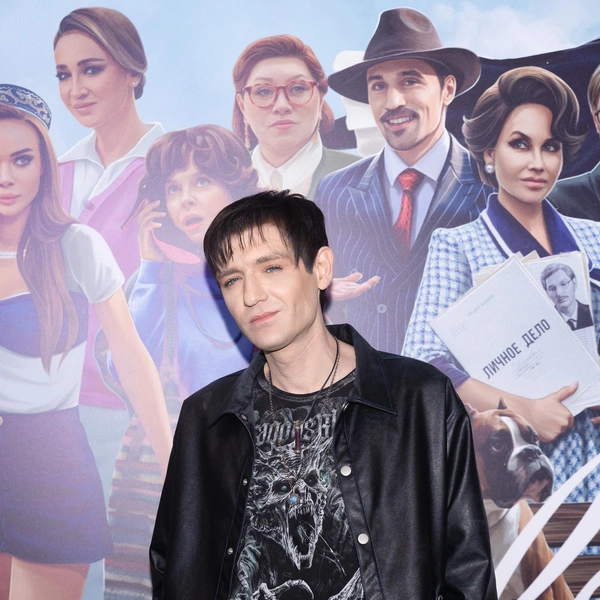 Александр Шепс верен своем образу&nbsp;— как всегда, в кожаной куртке. Он тоже появляется в фильме | Источник: Телеканал ТНТ