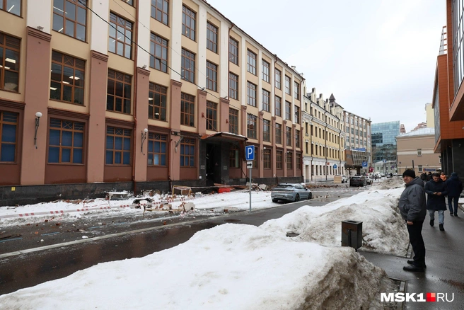 Напротив здания остался стоять один автомобиль | Источник: Артем Устюжанин / MSK1.RU