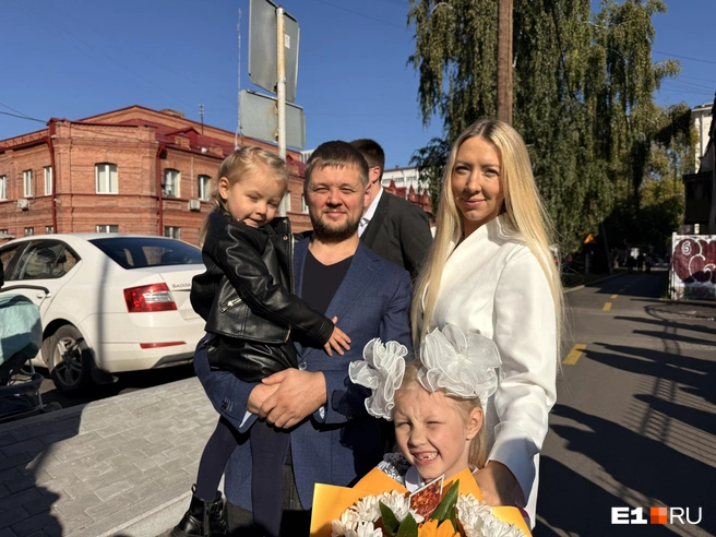 Екатерина пришла вместе с супругом и двумя дочками | Источник: Дарья Костомина / E1.RU
