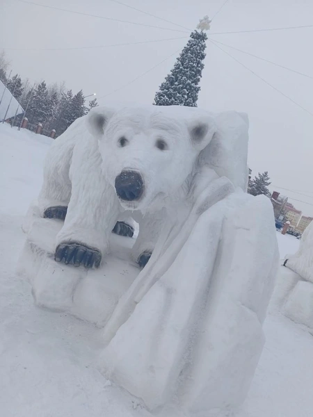 Но даже без обилия красок снежный городок производит впечатление | Источник: N1 / t.me
