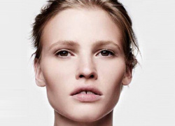 Au naturel: Лара Стоун снялась в рекламе без макияжа