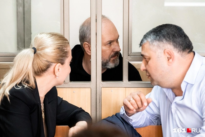 Виталий Кушнарев в зале суда со своими адвокатами | Источник: Евгений Вдовин / 161.RU
