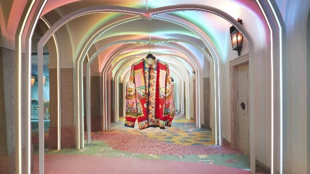 «Неоновая» премьера коллекции Versace Home в Милане