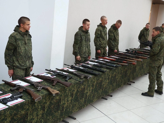 Экспозиция включает разнообразные образцы стрелкового оружия: автоматы, пистолеты и гранатометы | Источник: Владислав Лоншаков / E1.RU