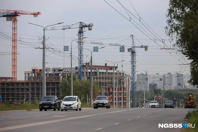 По словам автолюбителей, разворачиваться на обновленном бульваре непросто | Источник: Евгений Софийчук / NGS55.RU