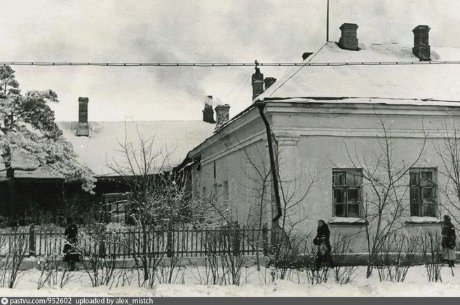 На первом снимке генерал-губернаторский дом в 1950-е, на втором&nbsp;— современный перекресток Достоевского и Партизанской | Источник: Ксения Савина / Pastvu.com