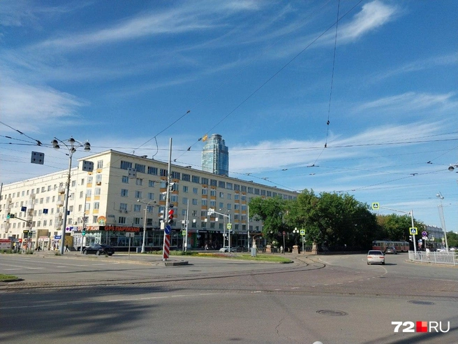 Раннее субботнее утро на проспекте Ленина в Екатеринбурге. В час пик здесь беспросветная пробка | Источник: Анастасия Давыдова / 72.RU