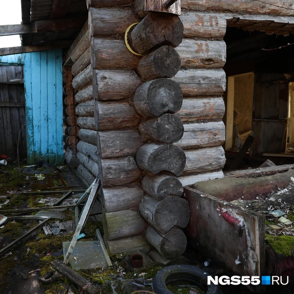 Окна выбиты, а половицы прогнили | Источник: Евгений Софийчук / NGS55.RU