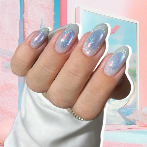 Опаловый маникюр с блестками — модный дизайн ногтей на зиму 2025/26 | Источник: theGirl