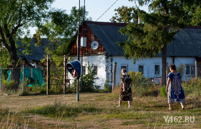 Бабульки пошли к таксофону