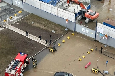 Из-под земли забила вода на стройке метро в Приморском районе