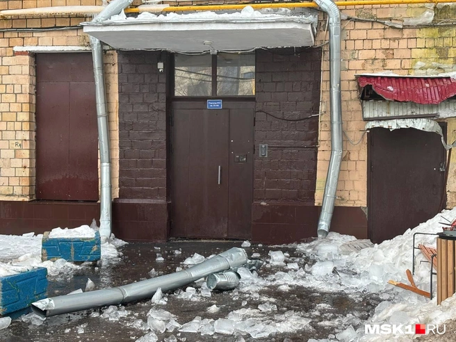 В центре Москвы глыбы льда падают с крыш и разбивают всё подряд из-за потепления | Источник: Диана Храмцова / MSK1.RU
