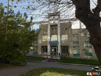 На Синих Камнях несколько необычных зданий для магазинов и другого бизнеса | Источник: Анастасия Баранова / E1.RU