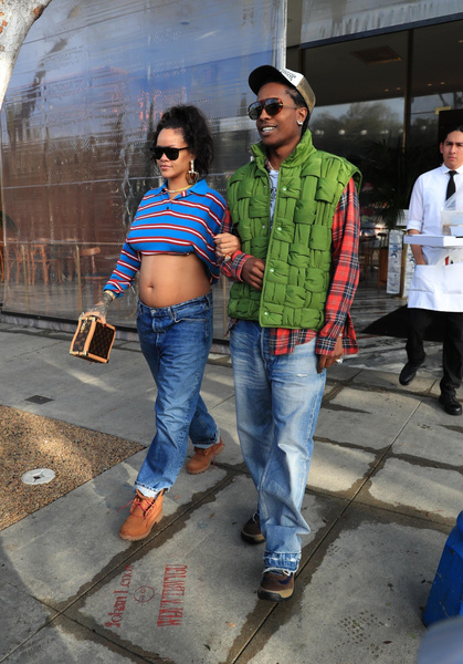 Поло, джинсы и жилетки: беременная Рианна и A$AP Rocky показали стильный парный образ на весну 2023