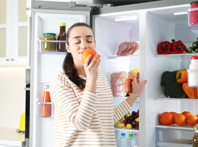 Сразу на помойку: какие продукты нельзя хранить в дверце холодильника