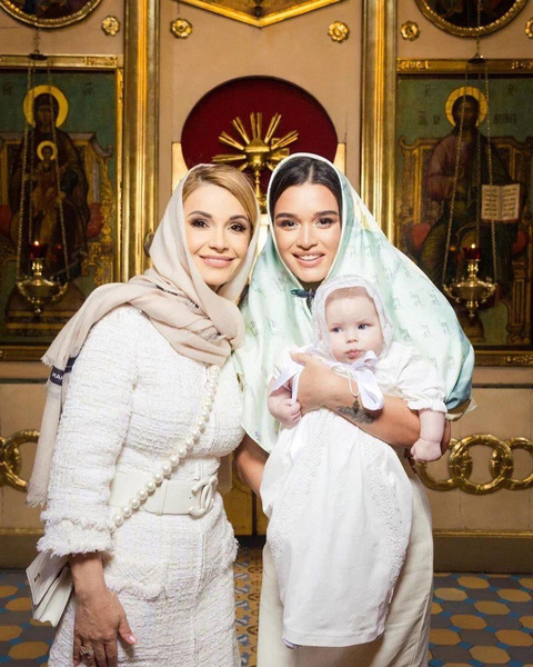 Ольга Орлова покрестила дочь и впервые показала ее лицо: крестной мамой стала Ксения Бородина