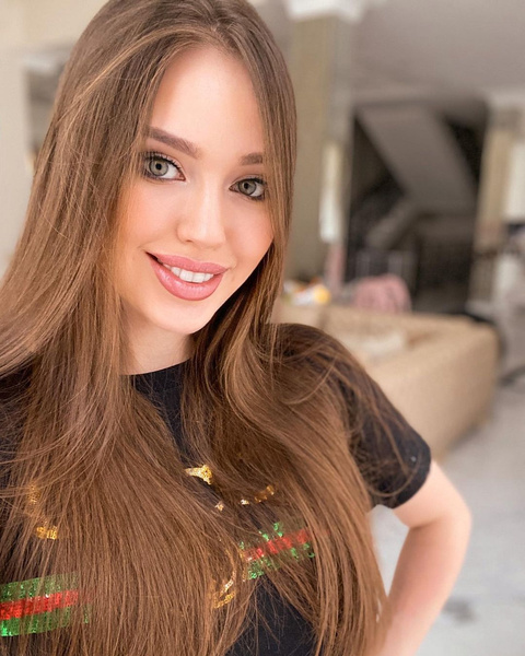 «Как усы от молока»: Анастасия Тарасова не угодила фолловерам «голливудским» макияжем