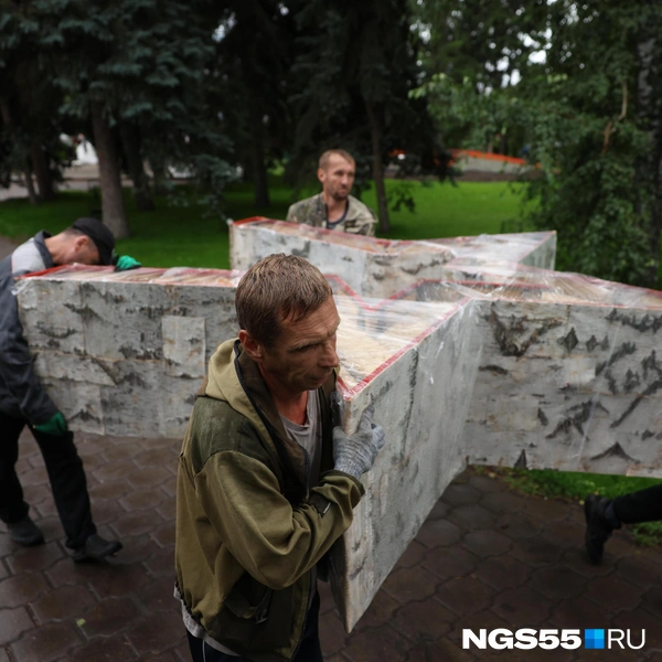 Одну из звезд сегодня принесли рабочие | Источник: Евгений Софийчук / NGS55.RU